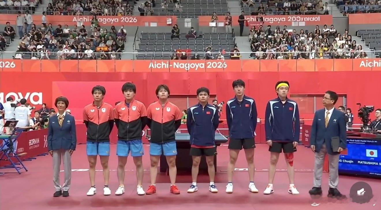 我刚看完亚运会乒乓球男团决赛，国乒苦战五盘，最终2-3不敌日本队，无缘冠军。这场失利挺让人遗憾的，也给正处于新老交替阶段的国乒男队敲响了警钟。
🏓 赛事全程回顾
整场比赛的进程跌宕起伏。
首盘王楚钦顶住压力逆转松岛辉空，为国乒拿下开门红。
第二盘温瑞博不敌张本智和，两队战成平手。
第三 ​