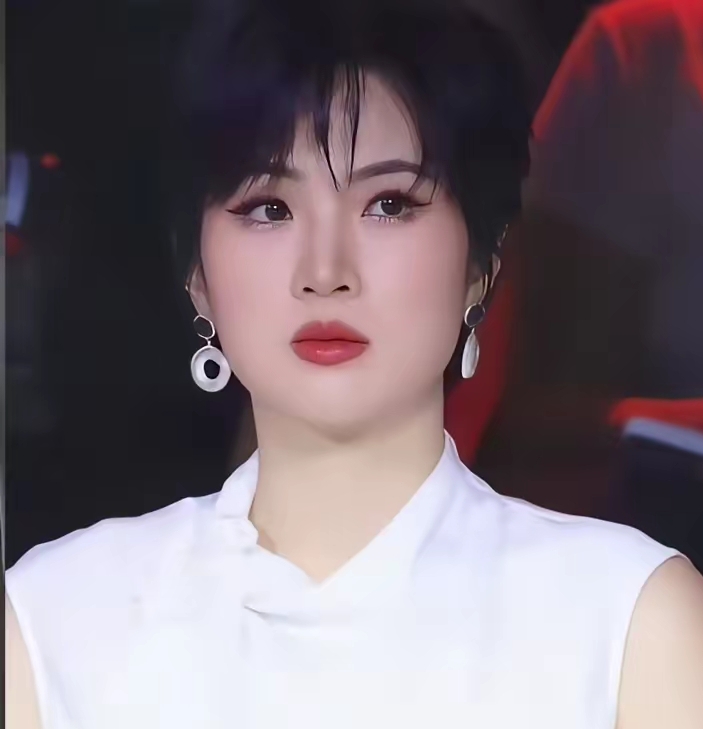 姚安娜在表演赛道里，其实天生带着一层很难撕掉的滤镜。
她外形条件完全过关，利落短发出镜时，整个人气场舒展又大方，身高体态都撑得起各类镜头。
可只要一站到影视剧片场，“华为二公主”的标签就会自动冒出来，牢牢钉在观众的观感里。
让她演土里刨食的乡村青年，举手投足间完全找不到那份常年苦熬的质感；哪怕刻意扮