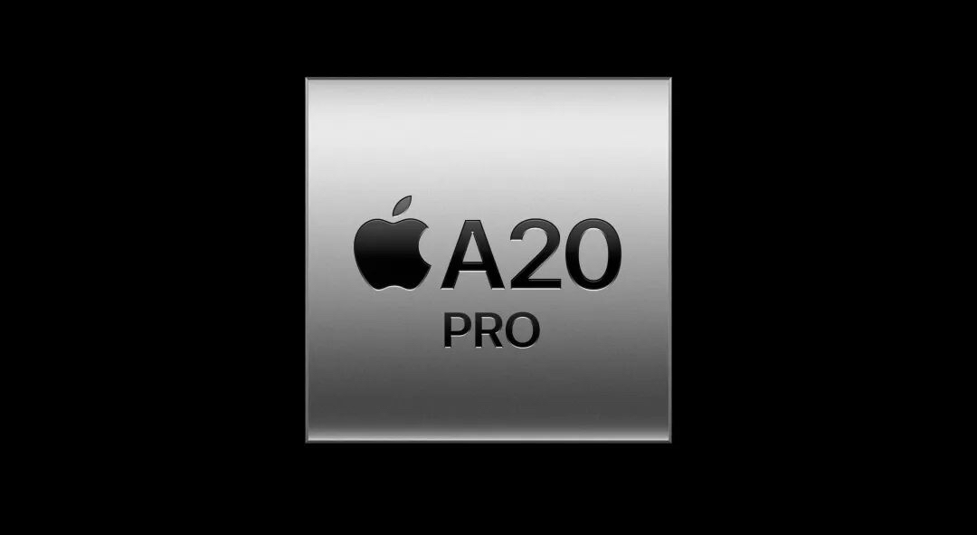 今年苹果 2nm 制程的 A20 Pro，拥有 六核 CPU、七核 GPU，主频约 4.93 GHz。和前几年比，升级幅度较大。单核跑分一骑绝尘，远超安卓系，较前代提升约 23%，多核跑分提升约 28%。GPU 跑分也得到了很大的提高。加之今年苹果优化了散热，iPhone 18 Pro 配置了更大的