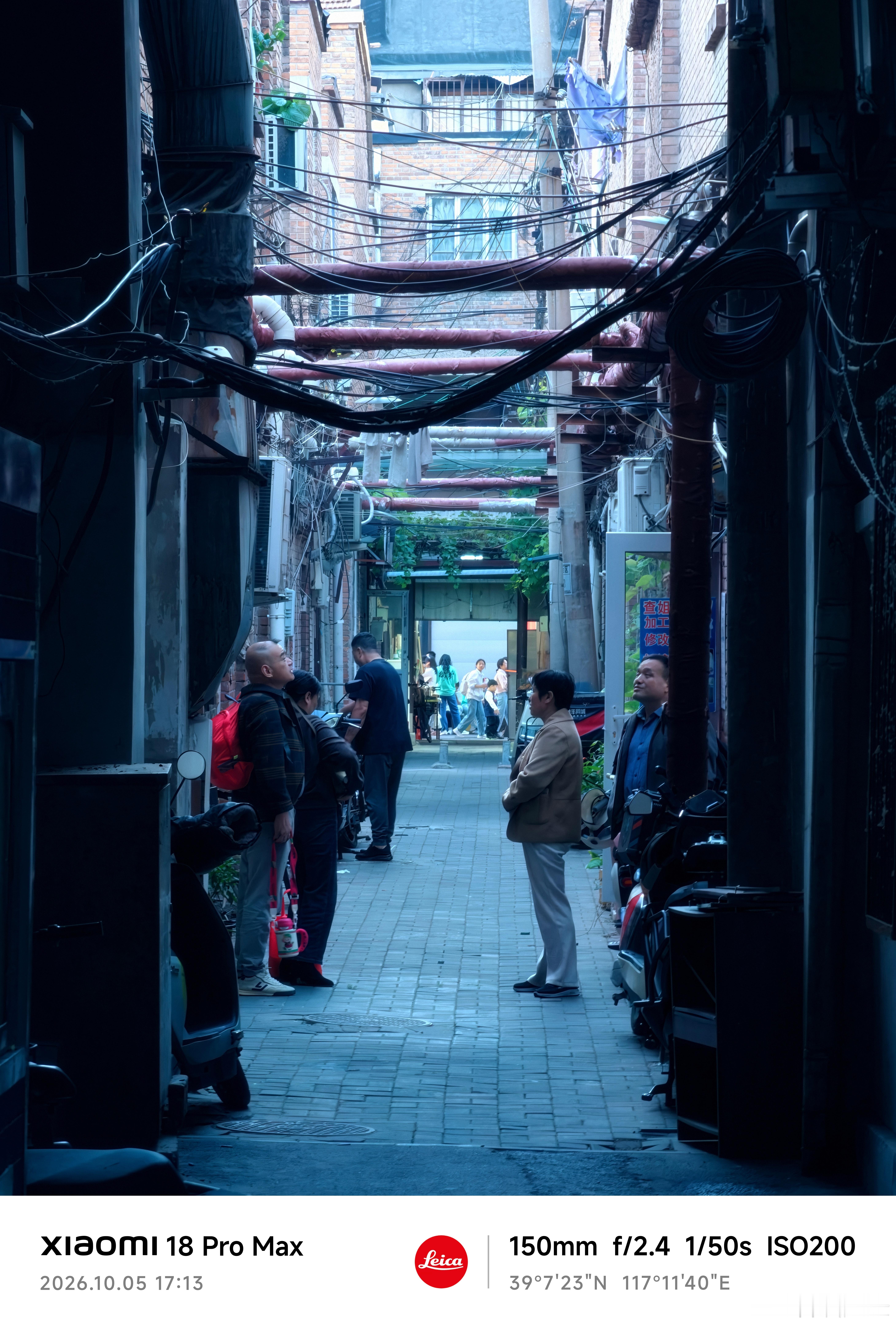 很久没来滨江道，我最爱的那家新疆烤肉店依旧开着、依旧人多多，天津最好吃的羊肉串，没有之一，味道依旧老攒劲了，串大肉嫩炭火香，10串羊肉串+1串肥腰，拿馕一夹，无敌！

配图来自小米18 Pro Max的传奇一瞬，即便不通过云端处理，也很有味道。 ​