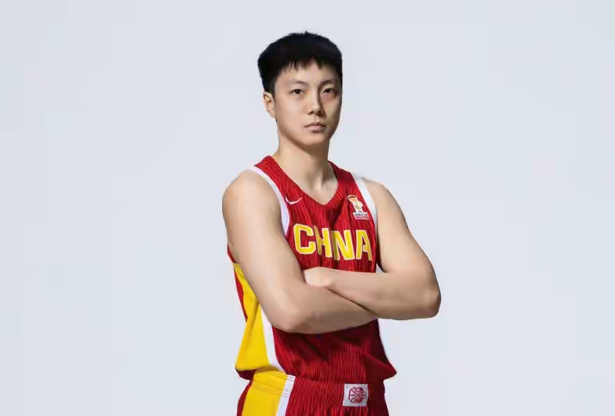 没人料到胡明轩正式出任亚运会中国男篮队长！
原队长赵继伟因伤缺席，这次整支男篮平均年龄才24.75岁，一水的年轻新人。
他当年落选赛对阵加拿大18投10中砍24分，上月热身赛末节连拿11分锁胜局，打遍世界杯、亚洲杯所有顶级国际赛事，是队里硬仗经验最足的老大哥。
之前他经历过伤病状态波动，季后赛
