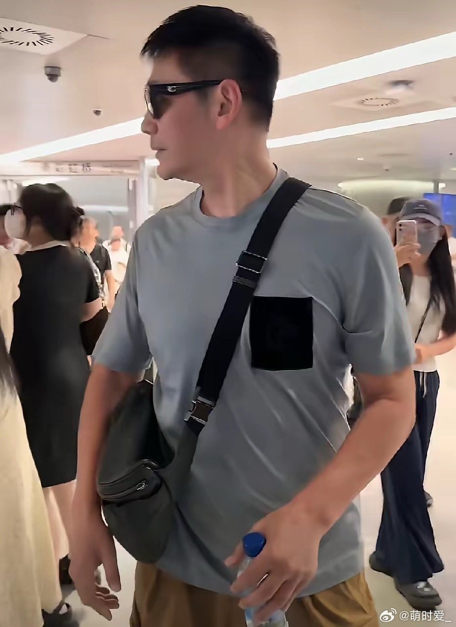 邵子恒一出场就被粉丝团团围堵，现场全是上前打招呼、递信的人。老爸邵兵被挤在人群外面，想上前都挤不进去，只能站一旁等着，一脸无奈，妥妥变成儿子的陪衬了，要知道这可是我们曾经的偶像啊。 ​