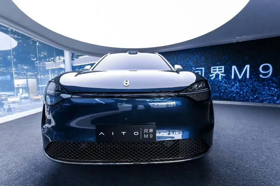 30多万买问界，一夜之间我成了东风小康车主？
今年年初，我提了26款M7。
心想这是新款，至少今年不会大改吧？结果没多久，896线激光雷达来了，加量不加价。
我30多万都花了，谁在乎那1万？可心里堵得慌！忍了，国产新能源嘛，技术进步快，我认。
可这几天，天塌了。问界，华为亲儿子，一夜之间，我成了尊贵