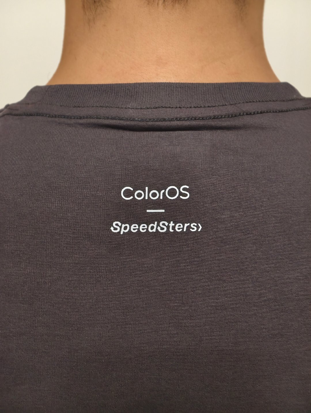 #OPPO系统ColorOS17# 收到了ColorOS 和 SpeedSters 的联名T恤，M码正合适[阴险]怎么样，大家都用上ColorOS 17了吗？是不是真的很极速丝滑！ ​