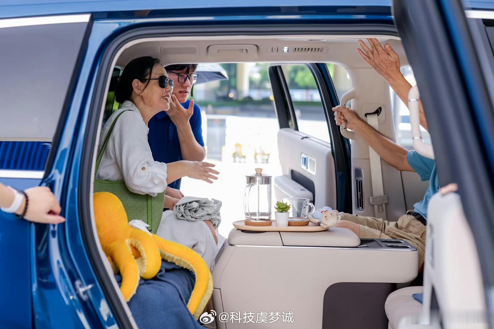 #小米澎程自在的空间#小米跟宜家这波跨界联动，算是把澎程的空间玩法彻底具象化了。上海宜家线下快闪直接把经典橘色沙发、家居摆件搬进车内，活脱脱一个能开走的家居样板间。
 
市面上大七座SUV大多逃不出“固定布局+应急第三排”的套路，空间是死的。小米澎程靠昆仑架构破局，做出4.4平米贯穿式纯平地 ​