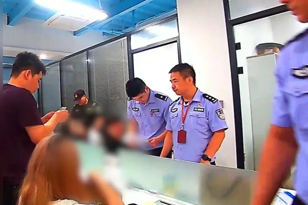 上海警方破获婚恋诱导购旅游套餐诈骗团伙


近期上海警方捣毁的这起新型婚恋诈骗案，把不少单身男性的脱单幻想撕得粉碎。

伪装成感情纠纷的精准骗局

谁能想到线下见过面、吃过饭的女友，从头到尾都是按小时收费的临时演员？诈骗团伙刻意用“先退半款再失联”的操作，把诈骗伪装成普通恋爱闹掰的经济纠纷，连初期接