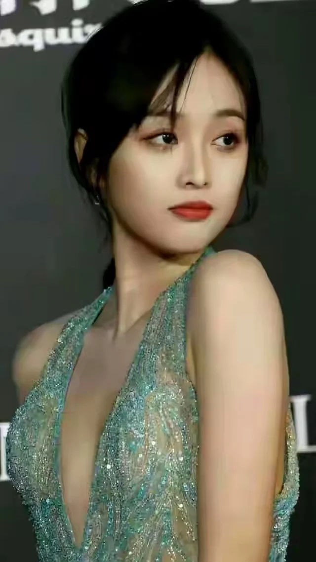 吴宣仪，透视裙，溢彩流光，美到失语