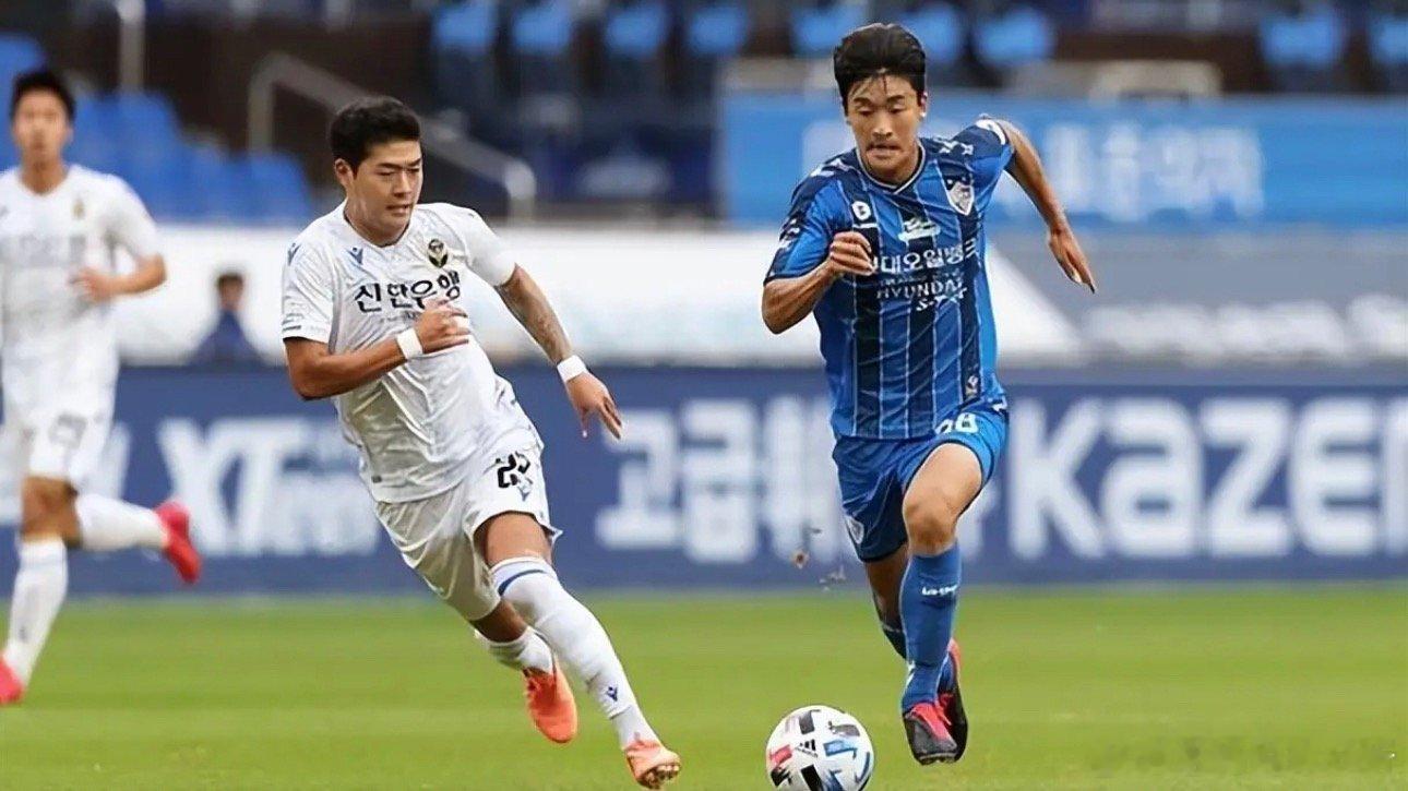 003仁川联 VS全北现代推荐：让胜/让平 0-1 1-1进球：1.2本赛季面对全北完成双杀，心理层面占优，对付全北的防守反击打法颇有心得。主场擅长低位大巴，依靠边路冲击、定位球寻找破门机会；球队韧性不错，面对强队能把比赛拖入拉锯战。积分33分处在中游，抢分冲击争冠组战意充足。