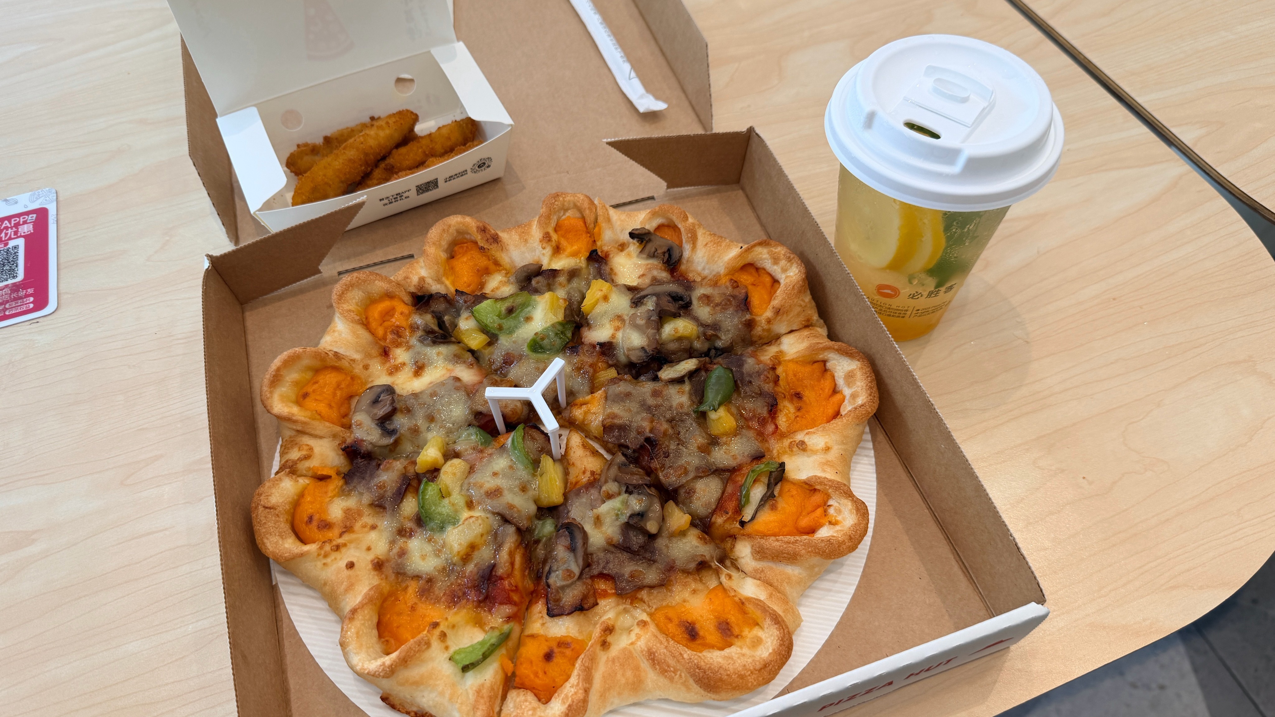家里空调没电了我想出来吃饭
我点的外卖备注堂食，我问客服能不能这样操作人工智能客服说不行，然后骑手也生成路线了，我就想好吧我回家等。结果家里也没有，我就给这个门店打电话，咋打也转不了人工，一直是ai客服。我就联系会话客服，原原本本的情况跟会话客服说了她说帮我联系，等了半个小时没消息 ​