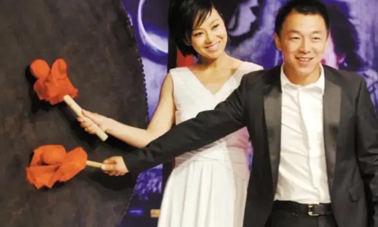 一天，黄渤给闫妮打电话：“帮我个忙，来我这里客串下，三天就行！”闫妮一听就三天当下答应了，结果到了现场才发现被骗了！
 
闫妮拎着个小行李箱站在片场门口，看了眼手机日历，又看了眼现场密密麻麻的拍摄日程板。她嘴角动了一下，没说话。
 
黄渤从里面小跑过来，接过她的箱子。“来了啊，先去化妆间？”
 
“