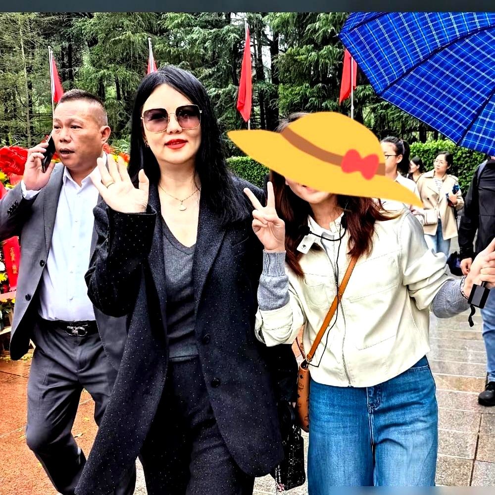 李湘在韶山和醴陵连续被网友撞见，半年硬生生甩掉50斤，下颌线利落得像换了个人，围观路人差点没敢认
 

戒掉晚饭、控糖断油，普拉提一天不落，47岁靠着一股狠劲，把吃激素浮肿的皮囊重新雕了一遍
 

更耐人寻味的，是她复出后的精气神。年初账号被关停敲打过一次，如今再露面，以前那种浑身名牌的高调炫富劲儿