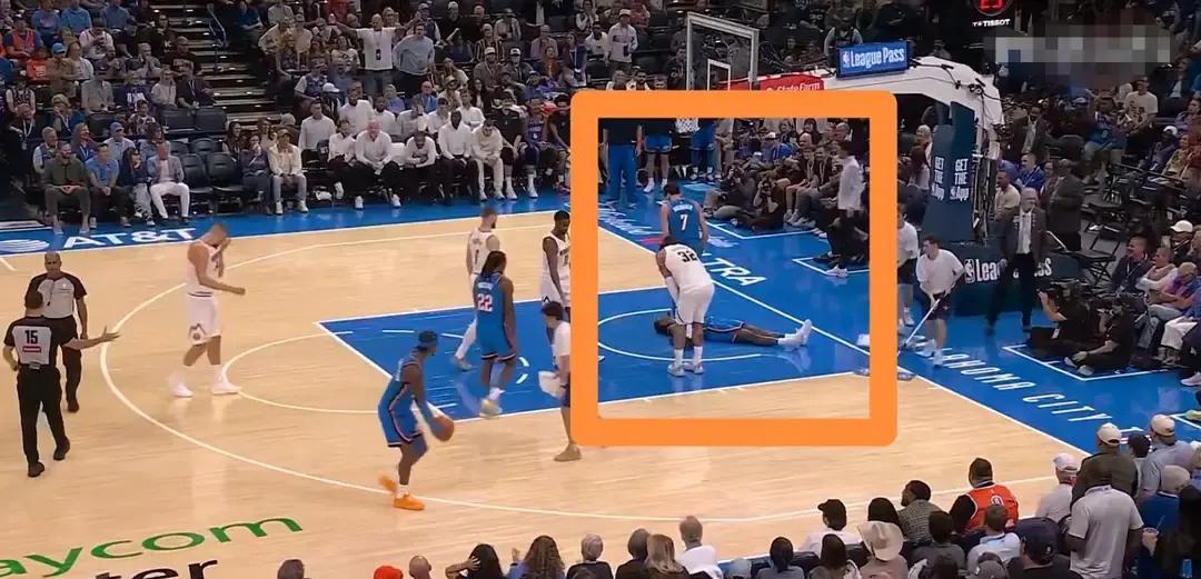 在NBA赛场摸爬滚打这么多年，能从三分线一路滚到篮下的“大场面”，我还真是头一回见。
今天雷霆主场跟掘金死磕，第三节打到7分多钟的时候，杰伦-威廉姆斯直接给大伙整了一出行为艺术。
当时雷霆打快攻反击，掘金的布劳恩跟防过去，两人就是个极轻微的身体对抗。
结果威廉姆斯顺势一倒，好戏开场了。
只见