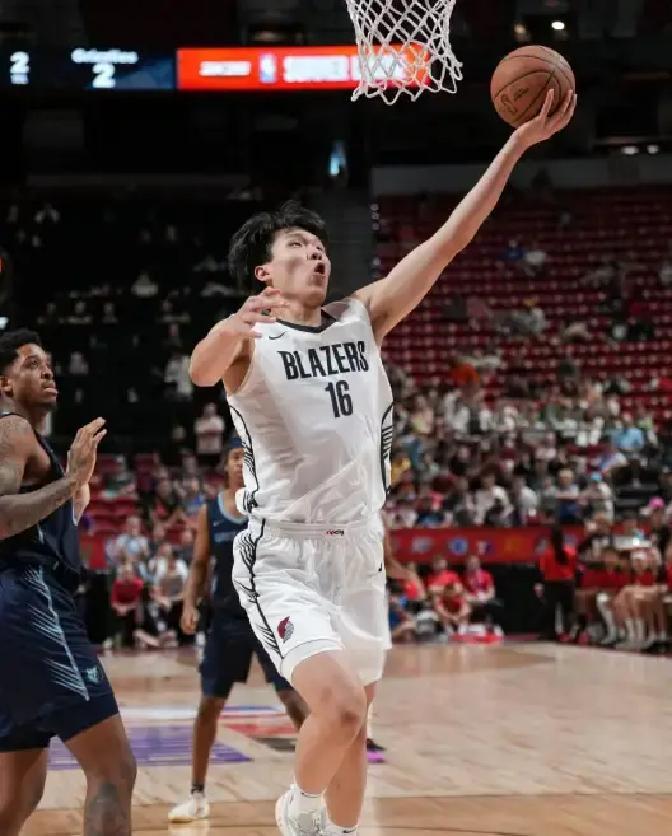 NBA副总裁马克-塔图姆近日在一档节目中谈到NBA在海外的受欢迎程度，他说：“杨瀚森的夏季联赛比赛，在中国的收视率要比总决赛还高。中国和亚洲市场是我们非常非常重视的地方。”
 
开拓者的训练馆里，杨瀚森刚做完一组底线折返跑。助理教练把手机递过来，屏幕上是那段采访的截取片段。
 
“马克说的。”教练指