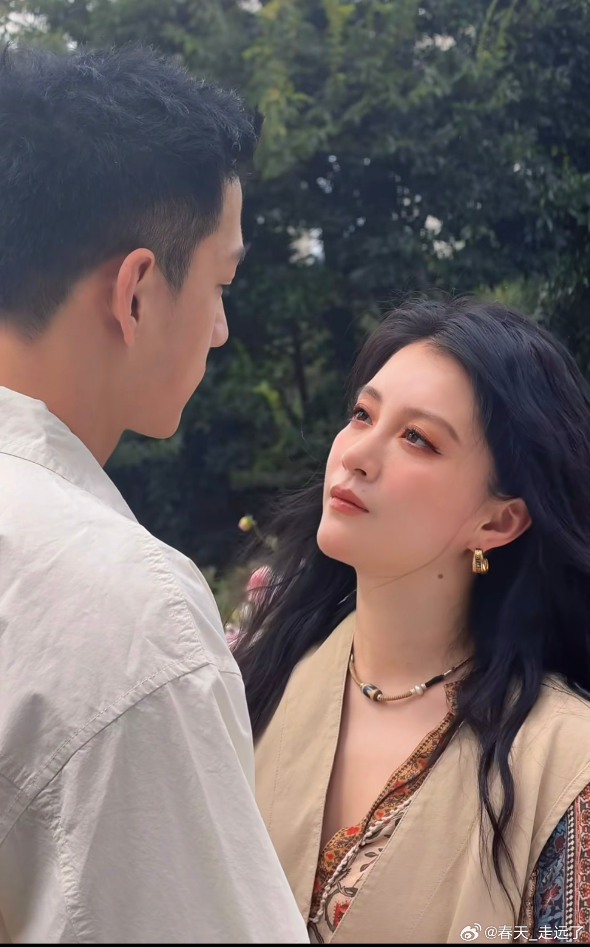 #车澈 李嘉格#
李嘉格和车澈和平离婚之后，勇敢开启了新恋情，虽然两个人相差了11岁，但是爱迎万难。
可以看出小男友义性格细腻温柔，被李嘉格叫做“母系男友”，对她的孩子、家人都很贴心，李嘉格父母也十分认可他。
其实最好的感情，不是两个人必须同步奔赴婚姻，而是可以尊重彼此的步调。热烈是真的 ​