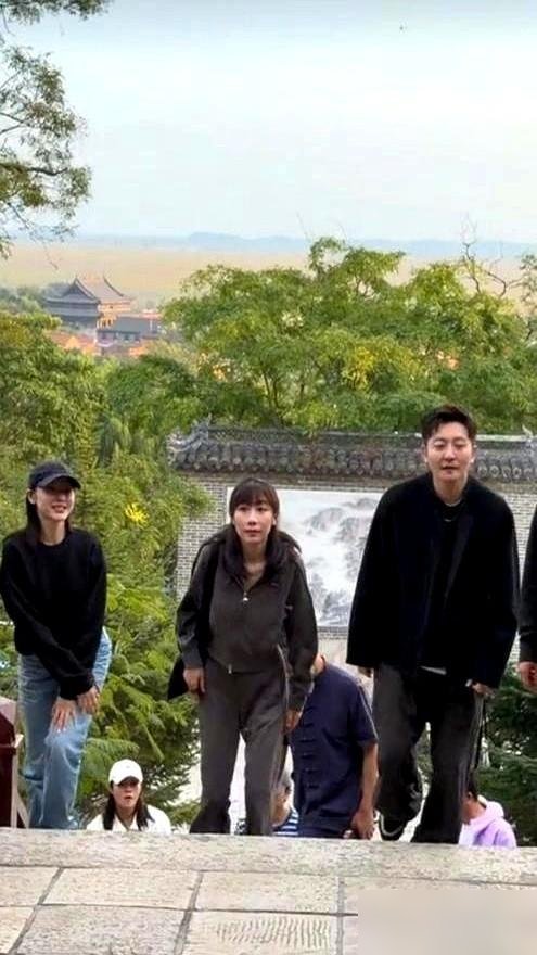 章子怡黄晓明去过，李现也去过，啥地方让刚杀青的任素汐、郭京飞和张天爱连助理都不带直奔丹东？
这棵树被当地人叫“树仙”，章子怡、黄晓明、李现都去打卡过。但明星扎堆去一个地方，从来不是因为树好看，是因为心里都揣着事。戏拍完了，角色卸了，人反而空了。那种“戏散人不散”的劲儿，在娱乐圈比好剧本还稀罕。