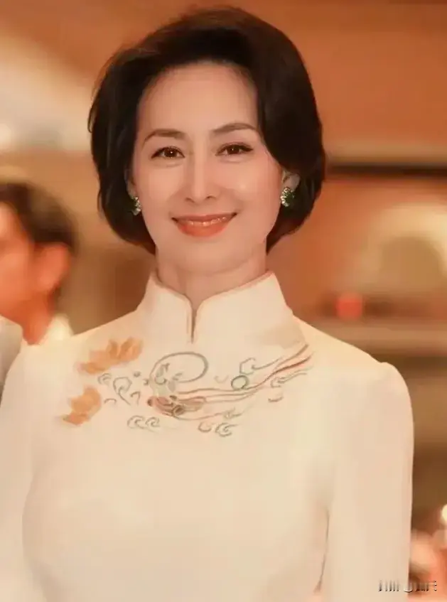 2022年，何超琼感慨：香港回归那年，爸爸曾跟我打赌——像上海这样的城市，要多少年才能追上香港？我说，也许15年吧，爸爸却摇头说：做梦，50年都追不上。
 
这场对话发生在1997年香港回归的特殊节点，父女俩坐在熟悉的室内，聊起回归后的行业格局与城市走向。

何鸿燊在港澳商界沉浮数十年，亲眼看着香港