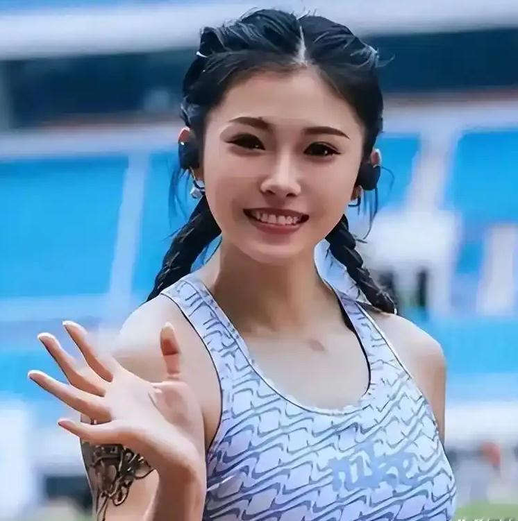 我认为的名古屋亚运会最漂亮5位运动员如下，几人堪称各个貌美如花，眉目如画，吴艳妮、李多贤、和田由纪子，都在这份名单上。
 
第5位，我留给韩国女排的李多贤。
 
好些文章说她到了名古屋才靠一张脸突然走红，这么写，其实是把她看浅了。
 
李多贤本就是韩国女排的主力中间拦网手。这届亚运会小组赛打中国香港
