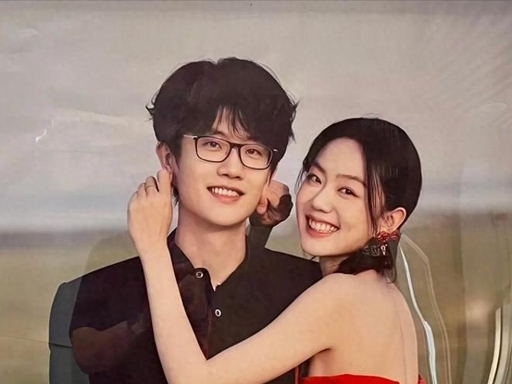 粉丝成媳妇的案例再加一，
许嵩新婚妻子就是他的粉丝。
冯禧是科班出身的专业主持人，
本身就是许嵩多年老歌迷，
从节目粉丝变成爱人。
两人私下很低调，
婚后她依旧继续自己的主持事业，
没有放弃工作。
她比许嵩小 14 岁，中国传媒大学播音主持艺术专业，在读硕士。优秀的人总会彼此吸引。许嵩深耕创作，沉静