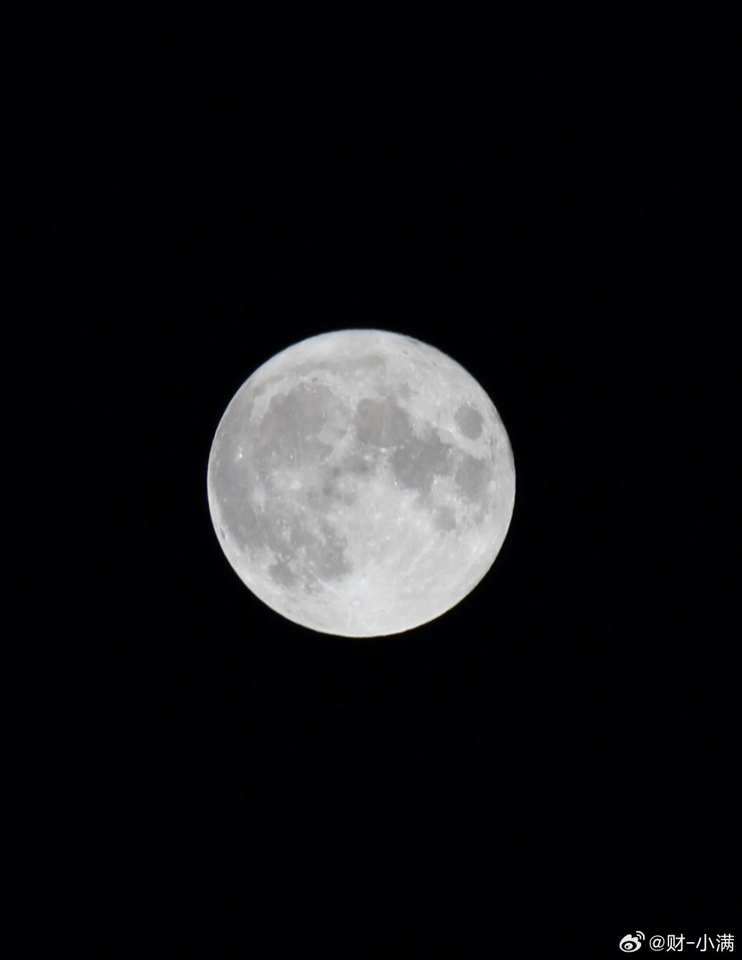 十五的月亮十六圆

刚才从健身房里出来往家走。抬头，看到天上的🌙好圆啊。想起来了，今天是十七，虽然十六过了，但十七的月亮看上去也挺圆的。

#余承东上手华为全新三折叠#全新三折叠拍出来的月亮一定比我拍的这个更清晰。 ​