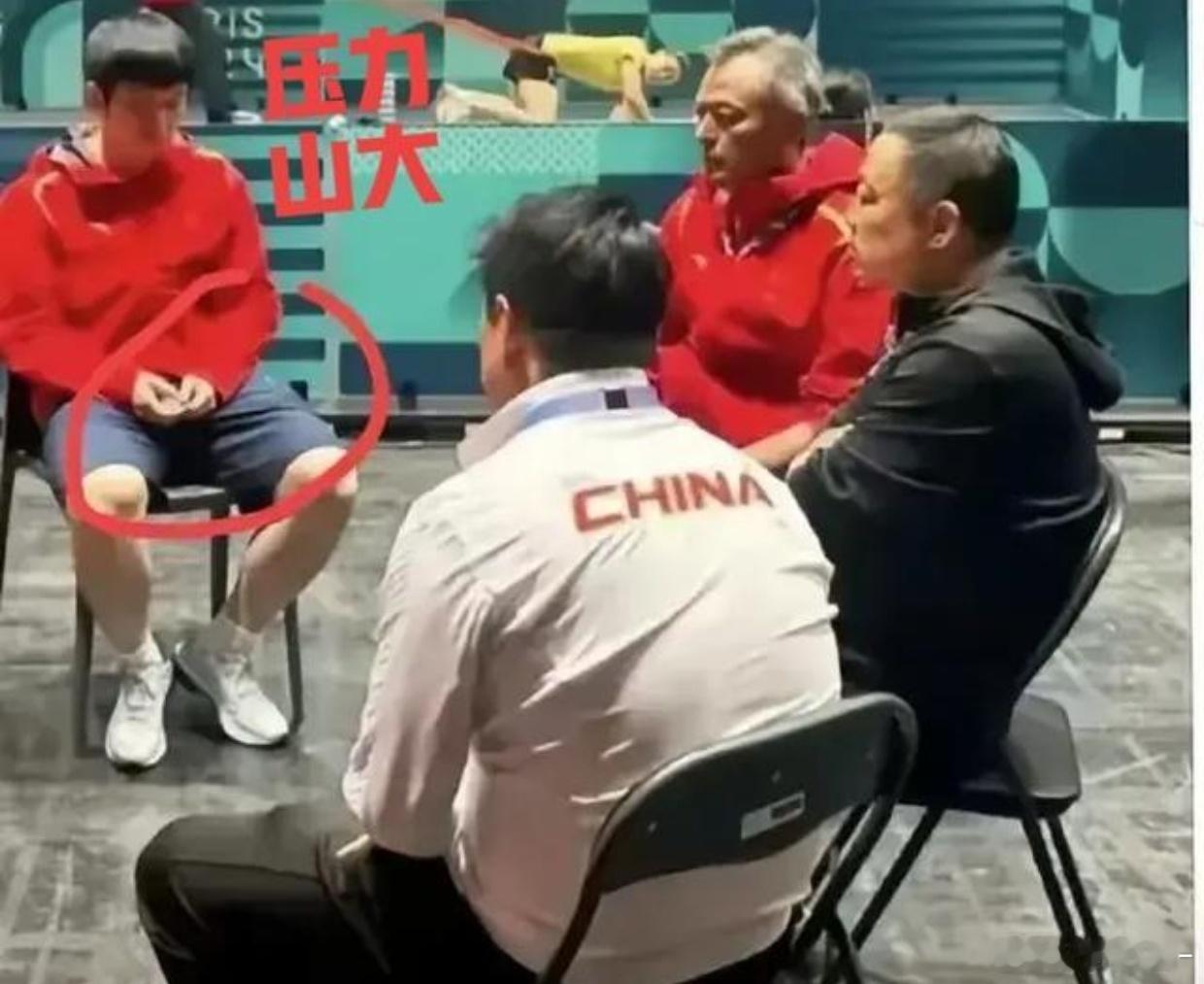 说实话，樊振东为啥到现在还没回国乒，看看巴黎奥运那场面就大概能懂了。 
当时王楚钦男单提前输给莫雷加德，上半区一下空了，男单就剩樊振东一根独苗，后面张本智和、勒布伦、莫雷加德全得他一个人扛。
那届奥运他确实顶住了，男单夺冠，男团也拿下来，可这种“全场就靠我一个人守”的压力不是白扛的 ​