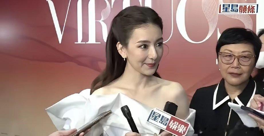 方媛在香港参加时尚活动，接受采访时竟然听不懂粤语有一位女性给她翻译，她看着疲惫苍老，说话时总是瞪大眼睛，感觉不自然。 ​