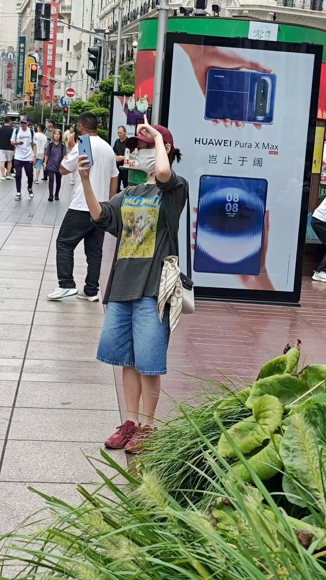 IU与华为合影🈶 
#上海偶遇IU逛街# ​