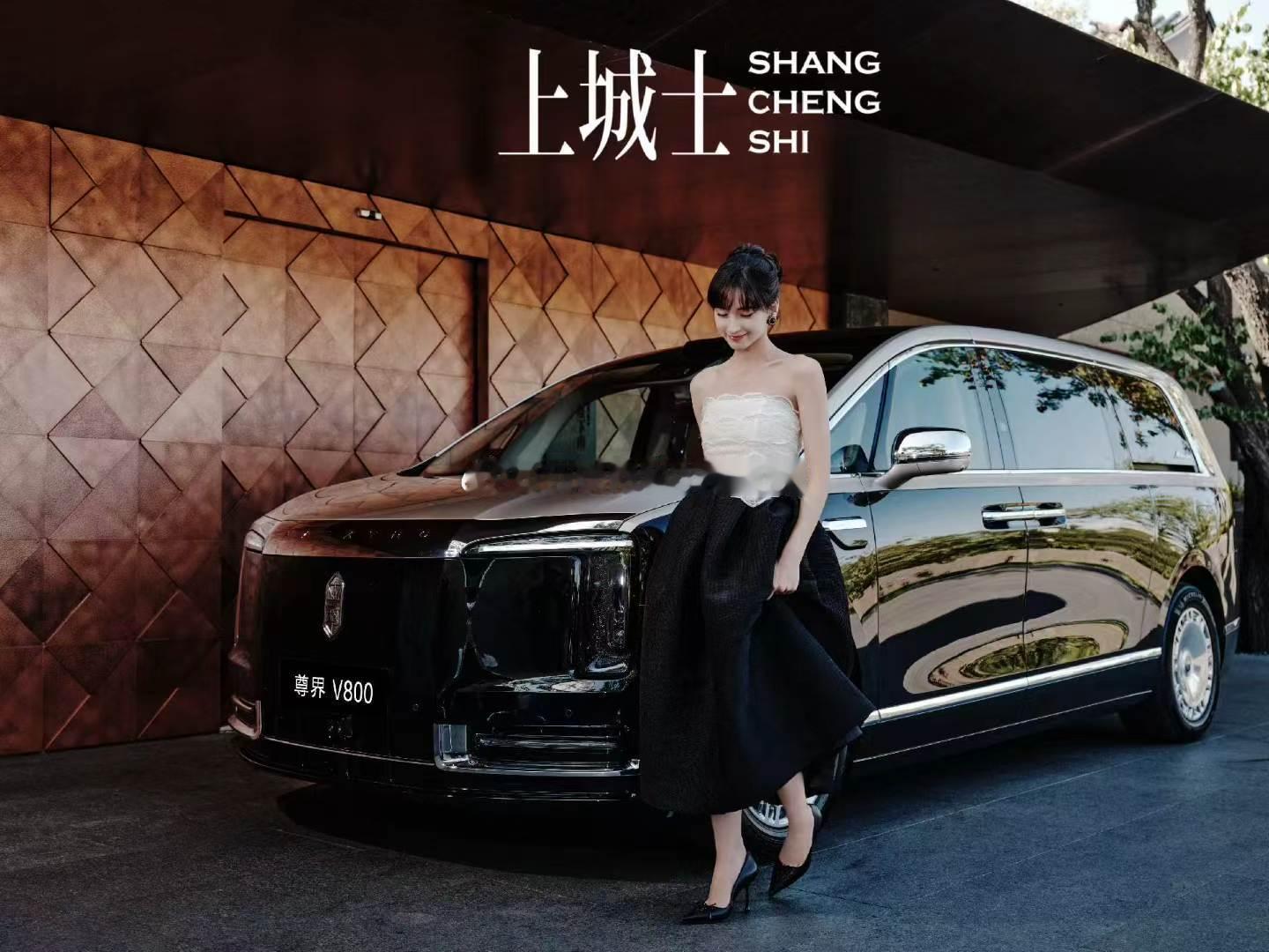 演员高叶、演员李宛妲、运动员张伟丽、超模游天翼、八马茶业传承人王佳佳、艺术家王令尘、上城士创始人伦斯博等名人乘#尊界V800# 共赴家宴，与文化名士、晋商圈层开展东方文化为场景的深度对话，时代旗舰自然融入高净值圈层社交、出行真实场景。 ​