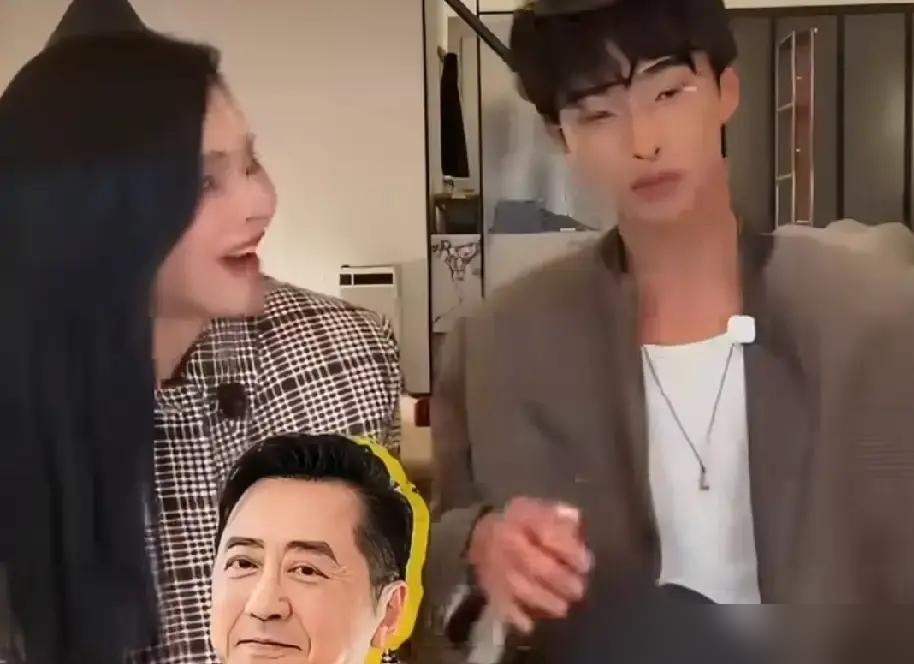 谁能想到，伊能静想和前夫庾澄庆来个世纪同框，竟然被亲儿子一把拦下。
人家恩利不玩虚的，直言毕业典礼分开出席就行，绝不配合媒体制造热度，更不愿消费父母的过去。
这真不是孩子冷血，而是他活得太通透。
从当年离婚起，哈林管周中，定规矩教底线，伊能静包周末，搞艺术砸边界。两人哪怕分开，也绝不在孩子面前