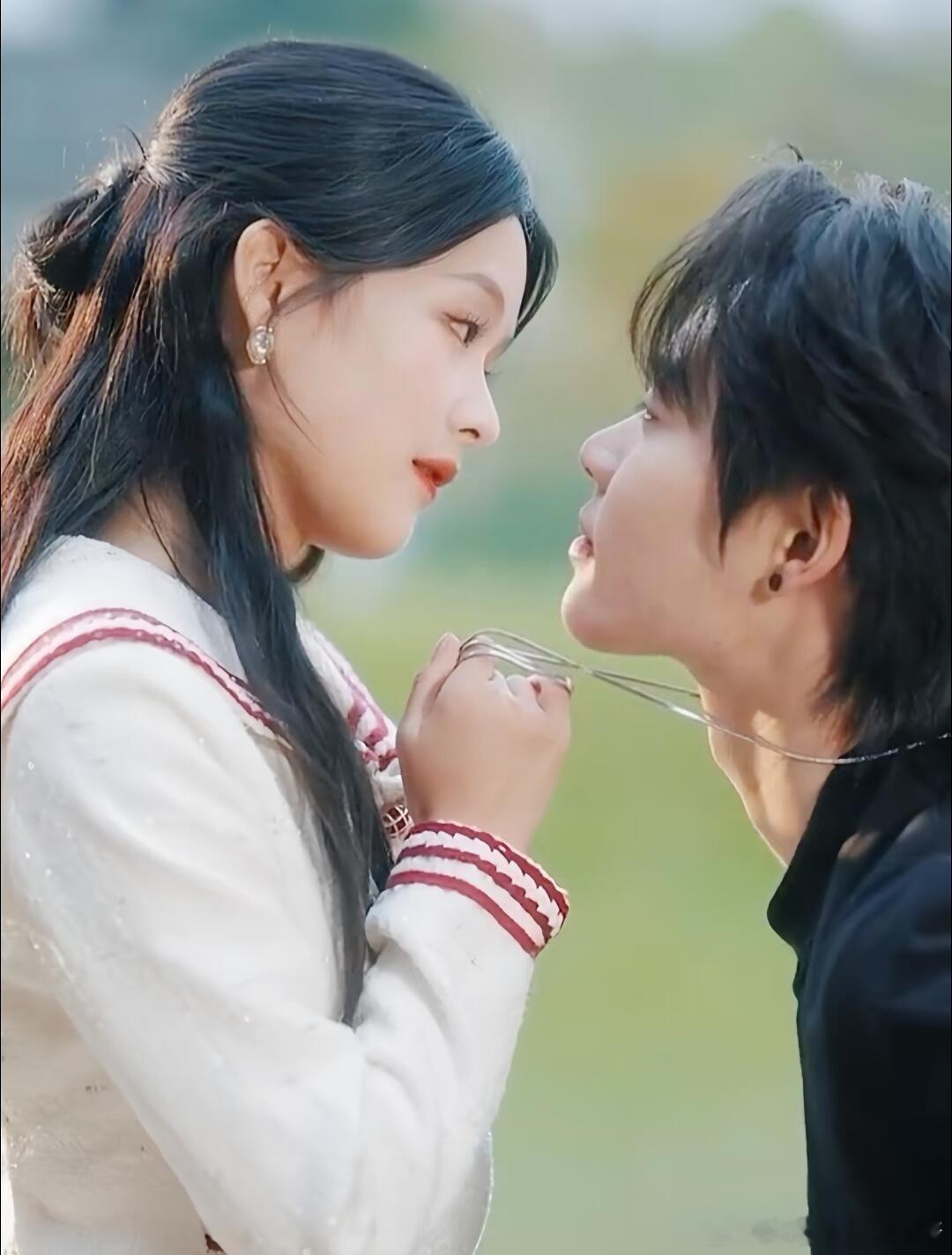 #好一个乖乖女热度登顶##好一个乖乖女# 
只有我觉得，看着有点尴尬吗？[泪奔]

倒不是说演的好不好的问题，总觉得看长剧演员翻拍短剧，有一种看熟人的感觉，代入感不强！可能习惯了那几个短剧演员，在看长剧演员翻拍脚趾母有点扣地……

有多少人是抱着长剧翻拍短剧，竖屏转横屏的好奇感去看的？
又有 ​
