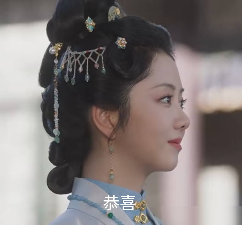 谭松韵刘学义这段军营重逢，拍得是真敢。
韩梁高中状元，大红花轿都快抬到兰香跟前了，林锦岐那脸黑得能滴墨。
结果下一秒，兰香直接骑马冲进军营，当着三军的面，把破敌的计策一条条拍在他桌上。
一个敢追，一个敢信。
外头倭寇围得铁桶一般，她在帐里点灯画图，他带人夜袭粮草。
47集的剧，33集就杀到