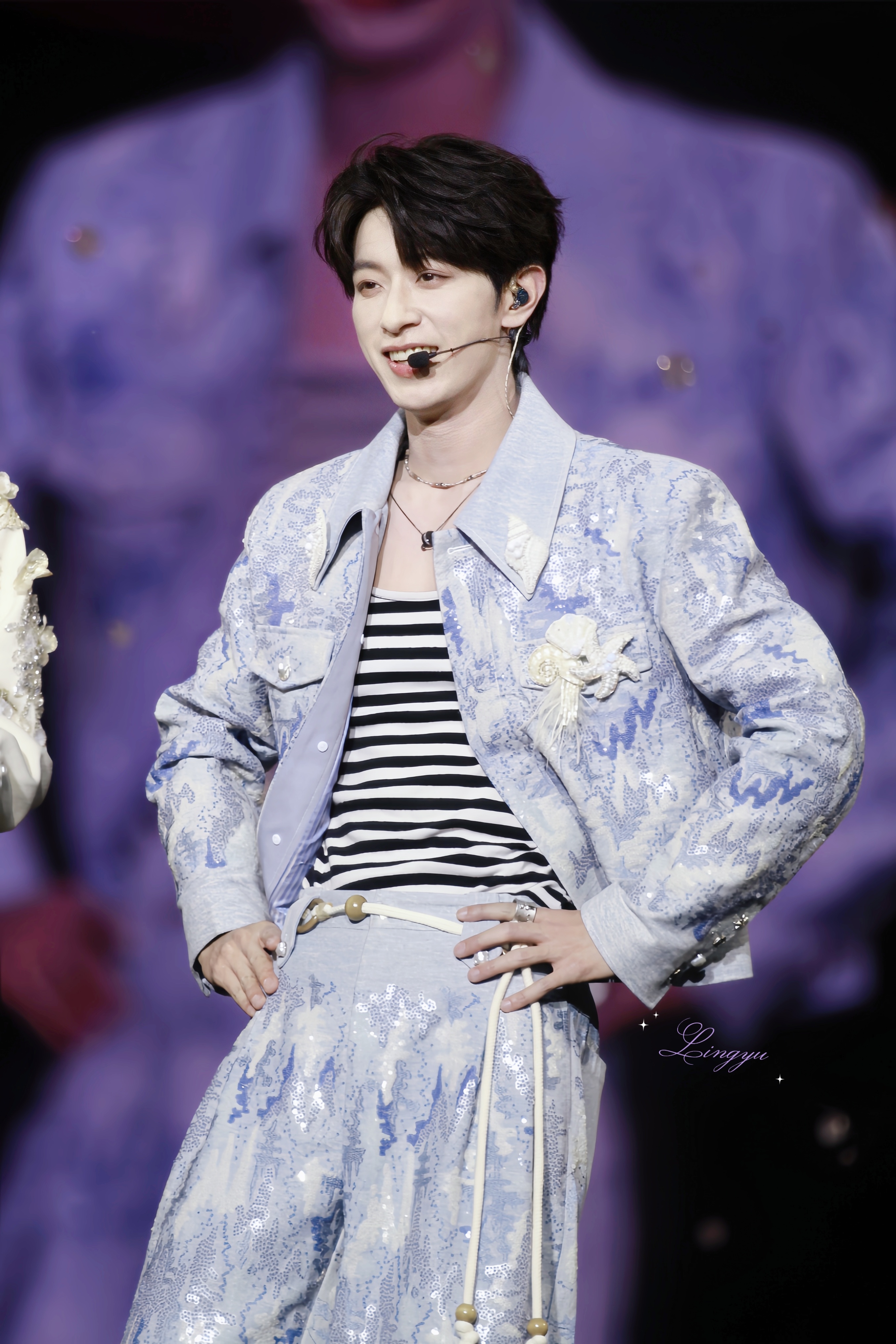 #李沛恩[超话]#🎸#2026陪李沛恩赴新程# 

20260822🇭🇰
因为不愿夜排所以去年的音乐节一次也没有去，一直很遗憾没有拍过热恋夏季。
但是我其实很喜欢这首歌，非常非常适合联想夏日蝉鸣，海岸线边，无垠草坪，一下子就能炒热气氛的一首歌。
真好，这次弥补了遗憾～

PS.兔如果闭上眼，那就是要人 ​