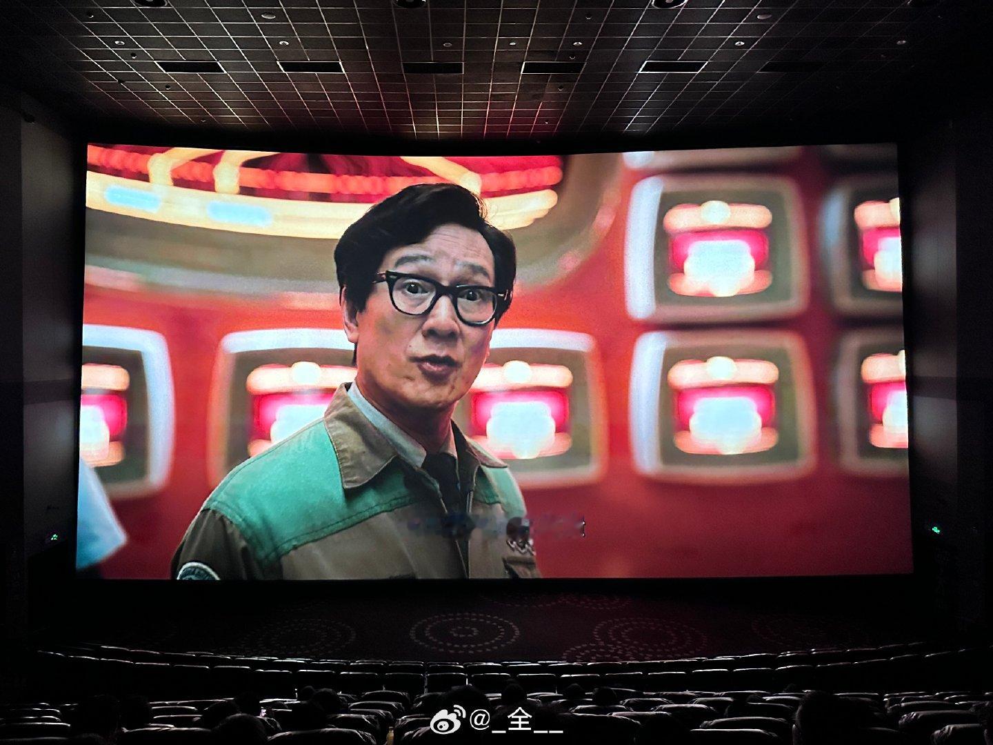 重映版叫【《复仇者联盟4：终局之战》加码臻享版】，正片好像没有增加新内容，反而是片尾有4个彩蛋，都是衔接准备上映的复仇者联盟5。 ​