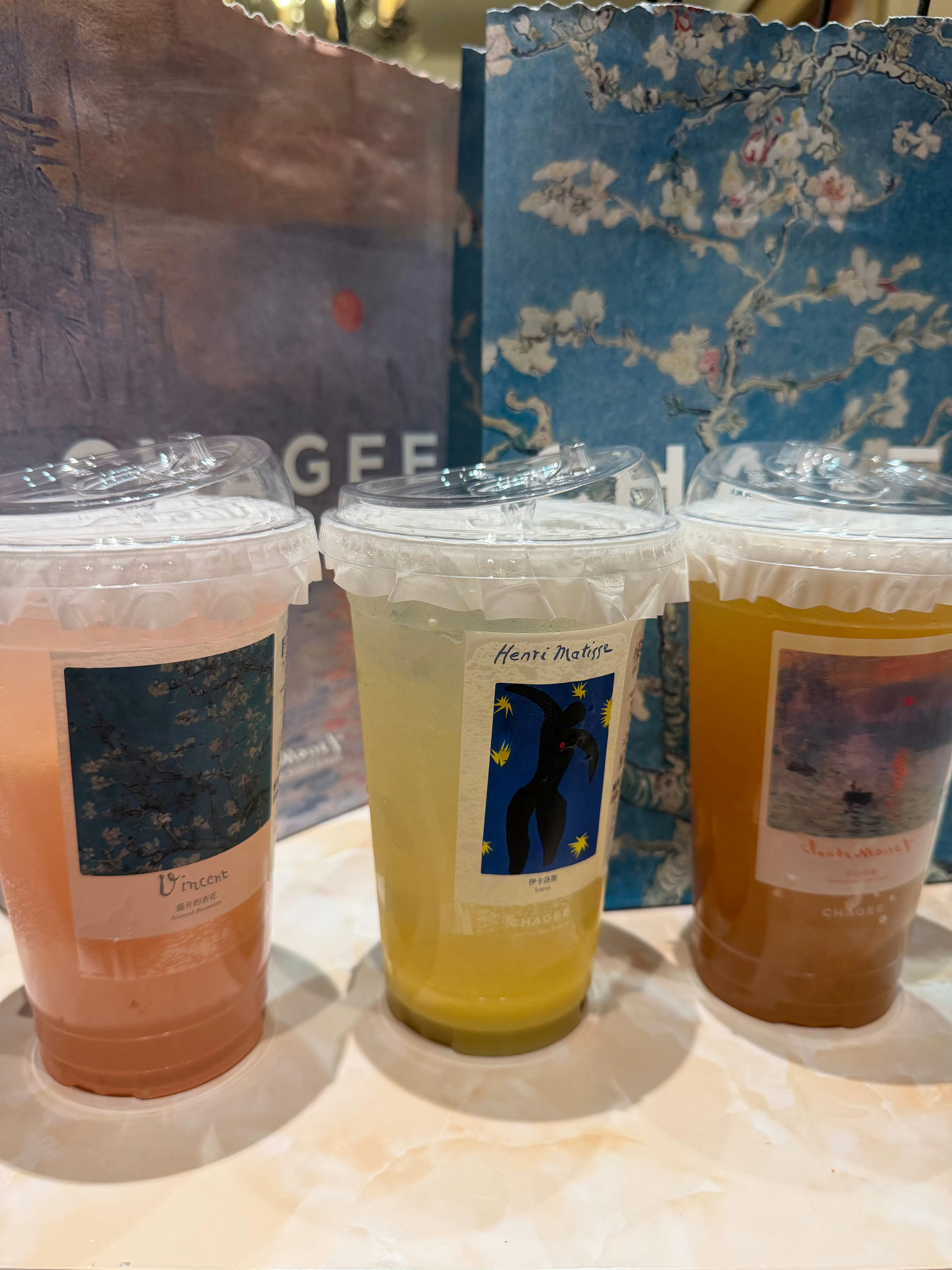霸王茶姬这波操作确实圈粉！郑钦文夺冠推出买一送一，结果小程序崩了、门店瘫痪。但品牌先给一线员工发放1350万元奖金，又给没抢到券的顾客补发优惠券。出了问题不甩锅，员工和消费者都照顾到了。比起漂亮的宣传口号，这种实实在在的担当更能赢得人心！霸王茶姬格局 ​​​