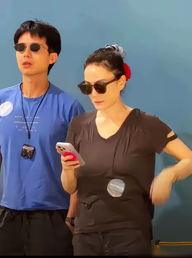 还有人洗瑞恩那是正常社交？真把网友当傻子！
翻完完整现场视频，所谓嘈杂环境必要沟通根本站不住脚。瑞恩对陈粒搂腰碰胸，陈粒当场推开还竖中指表达不满。
对欧阳娜娜主动搂抱，娜娜也做出推开的防备动作，连宋妍霏、李嫣都没能躲开过度肢体接触。
事后瑞恩自己发了致歉声明，承认行为失当，王菲当场看得尴尬，直