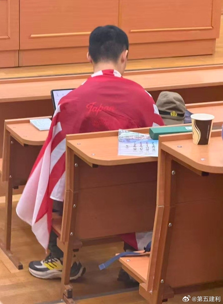 #披旭日旗留学生微信签名涉军国主义# 一定要把这厮作为精日典型极限严惩，钉在历史的耻辱柱上。 ​