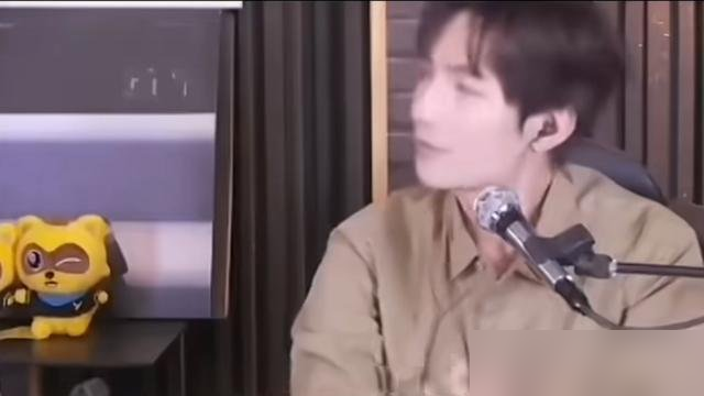 陈楚生直播被要求打给朋友，他直接跳过张远、苏醒，拨了个所有人都没想到的号。
接电话的是王啸坤。
两人开口就问嗓子咋样，孩子最近闹不闹，语气熟得跟昨晚刚撸过串似的。弹幕全在刷：这俩啥时候好上的？
一个06年我型我秀冠军，一个07年快男冠军。当年各占一个山头，台面上几乎零互动。结果镜头一关，人家才