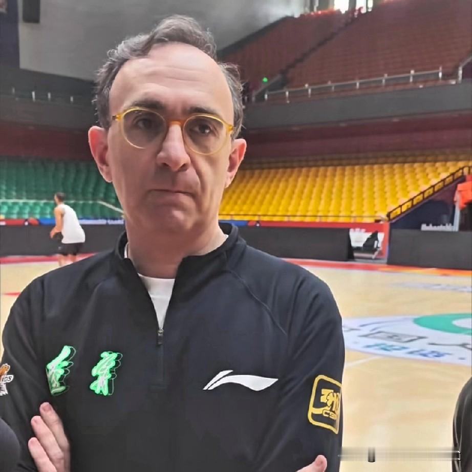 八斤八两！辽宁外教乌戈打山东直言，要控制篮板球，因为有克里的山东队前场...