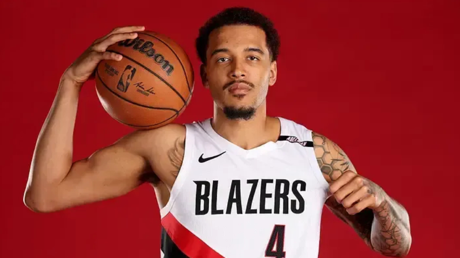 开拓者记者：我觉得索汉的表现足够好，配得上一份底薪合同

NBA记者Marc Stein近日在社交媒体发文报道，开拓者已经裁掉了前锋杰里米-索汉。

索汉于今年8月与开拓者签下一份非保障合同。

开拓者记者Casey Holdahl发文表示：“我觉得索汉的表现足够好，配得上一份底薪合同，而且如果之后有交易或更好的 ​