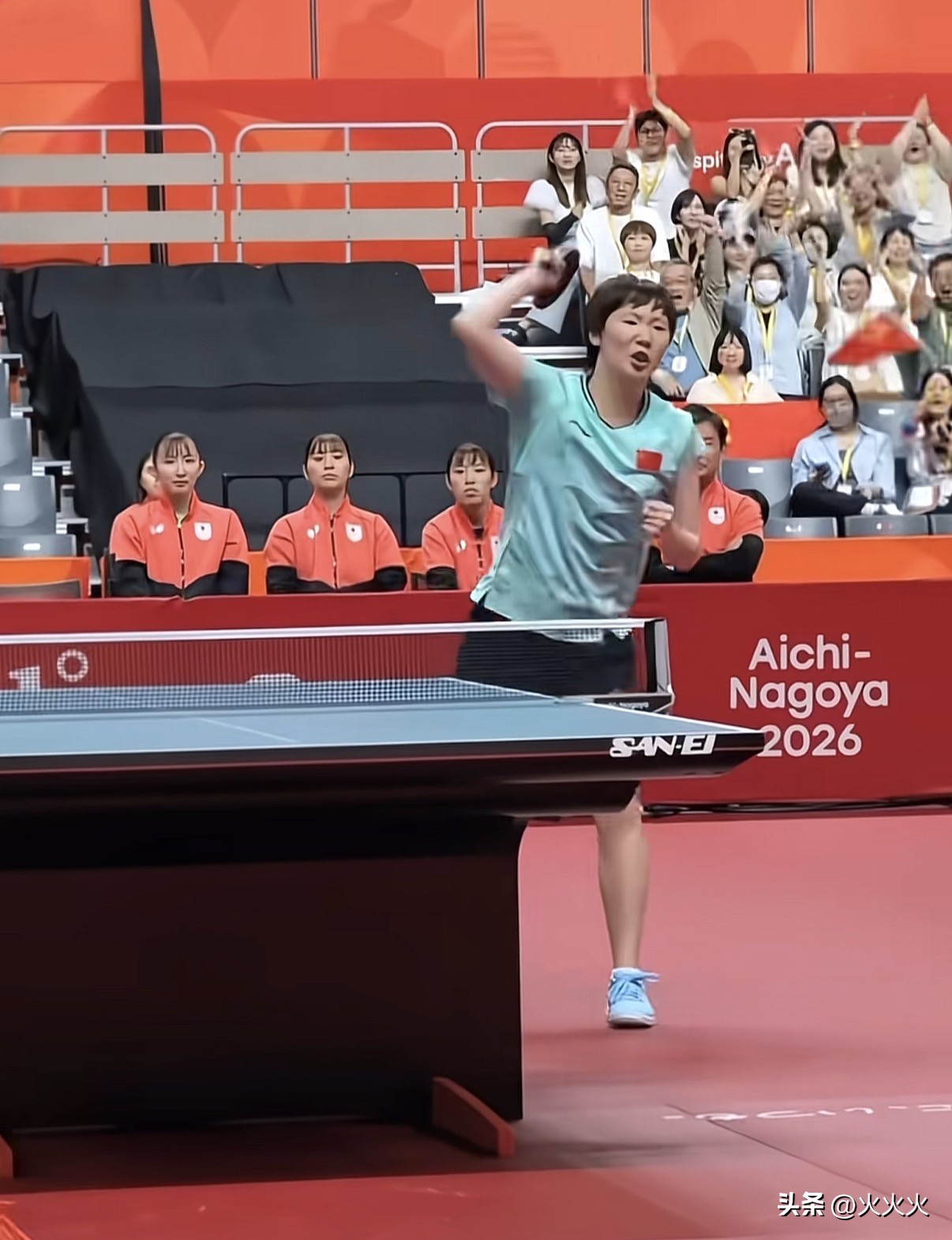 你知道王曼昱这一劈下去的动作，是有多解压吗？

2026年9月24日，亚运会乒乓岁女团第二场单打比赛，面对张本美和，从落后，追平，又落后，再度追平逆转险胜张本美和，帮中国队稳住1分

赢球后的王曼昱大吼一声用球拍大力往前劈下去，这真是太解压了

之所以会这有这样的一个动物，她赛后采访也说了2026年