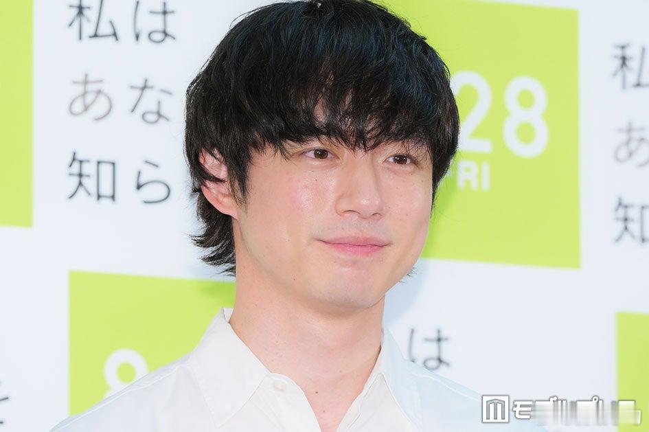 【#坂口健太郎婚后首次公开亮相# 出席主演电影座谈会】

据日媒报道，演员坂口健太郎（35岁）于9月7日出席了主演电影《我不认识你、》（中野量太执导）的公开纪念座谈会。
这是他9月6日宣布与一名圈外女子结婚后，首次出现在公众场合。

坂口于9月6日通过自己的付费粉丝俱乐部网站宣布了婚讯，所属事务 ​