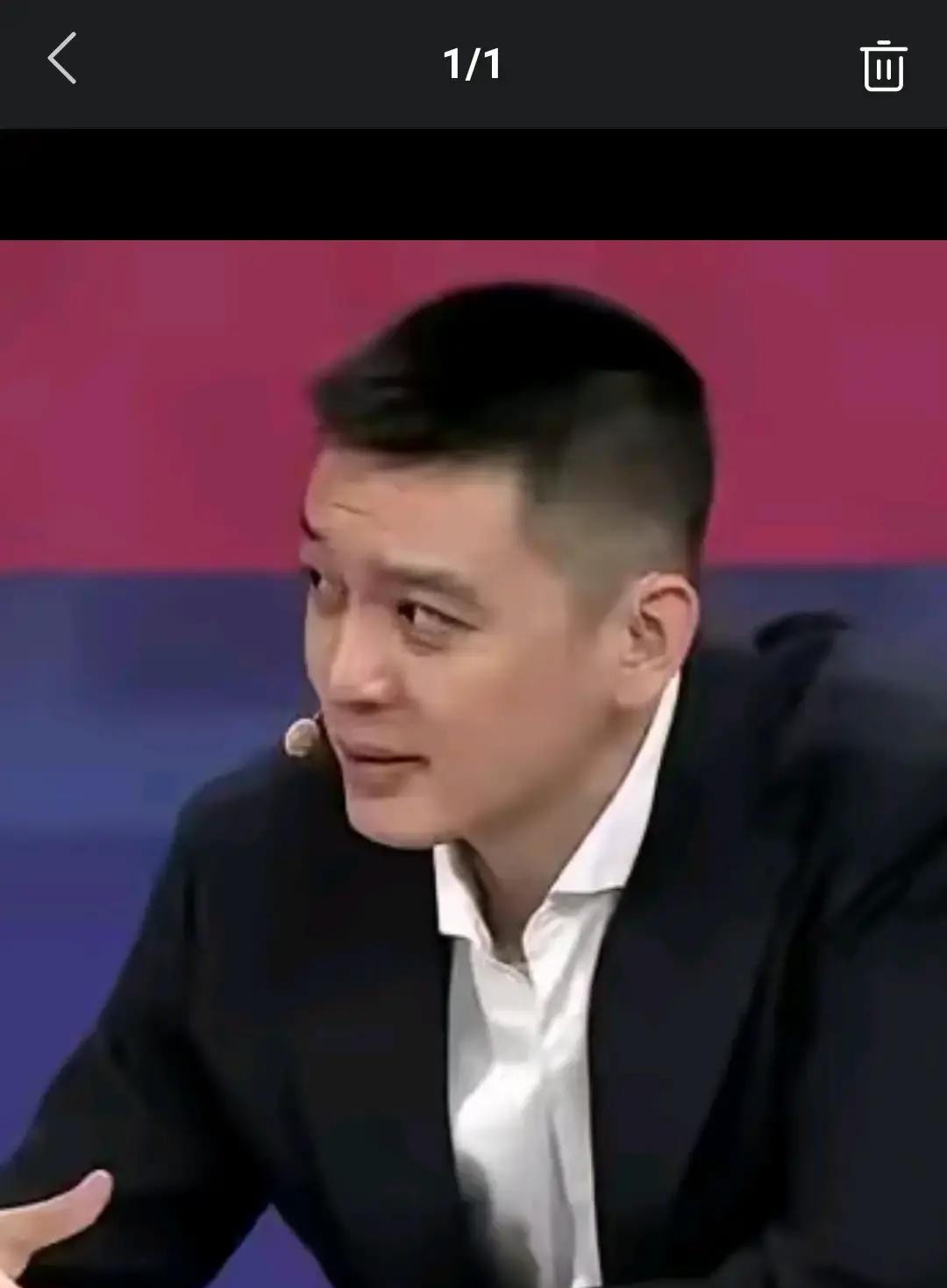 杨鸣把话说透了：CBA的争冠牌局，桌上就坐着两家人
联赛刚打没两轮，总冠军的归属居然早早就被两家豪门给锁定了。这话听着夸张，但翻回去看2025年5月杨鸣在解说席上连线马健时说的那番话，就知道他不是在发牢骚。他当时原话是，民企很难跟国企竞争，小球市、地方偏远、没有大资金支持，陈盈骏不会来辽宁，会选择去