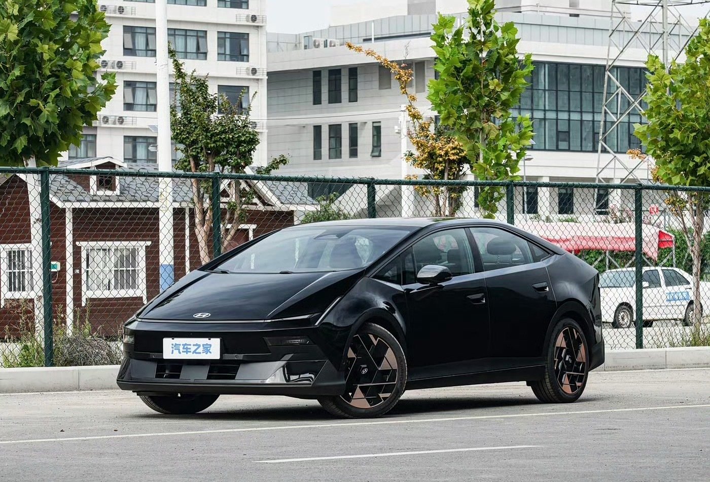 北京现代中型车IONIQ V正式上市，中文名艾尼氪，外观造型辨识度拉满！
新车推出5个配置，限时权益价9.99-13.19万元。各版本差异集中在续航、电机与智驾，舒适配置基本全覆盖，全系搭载宁德时代电池。
十万级中型电车，你看好艾尼氪的市场表现吗？#大v聊车# ​