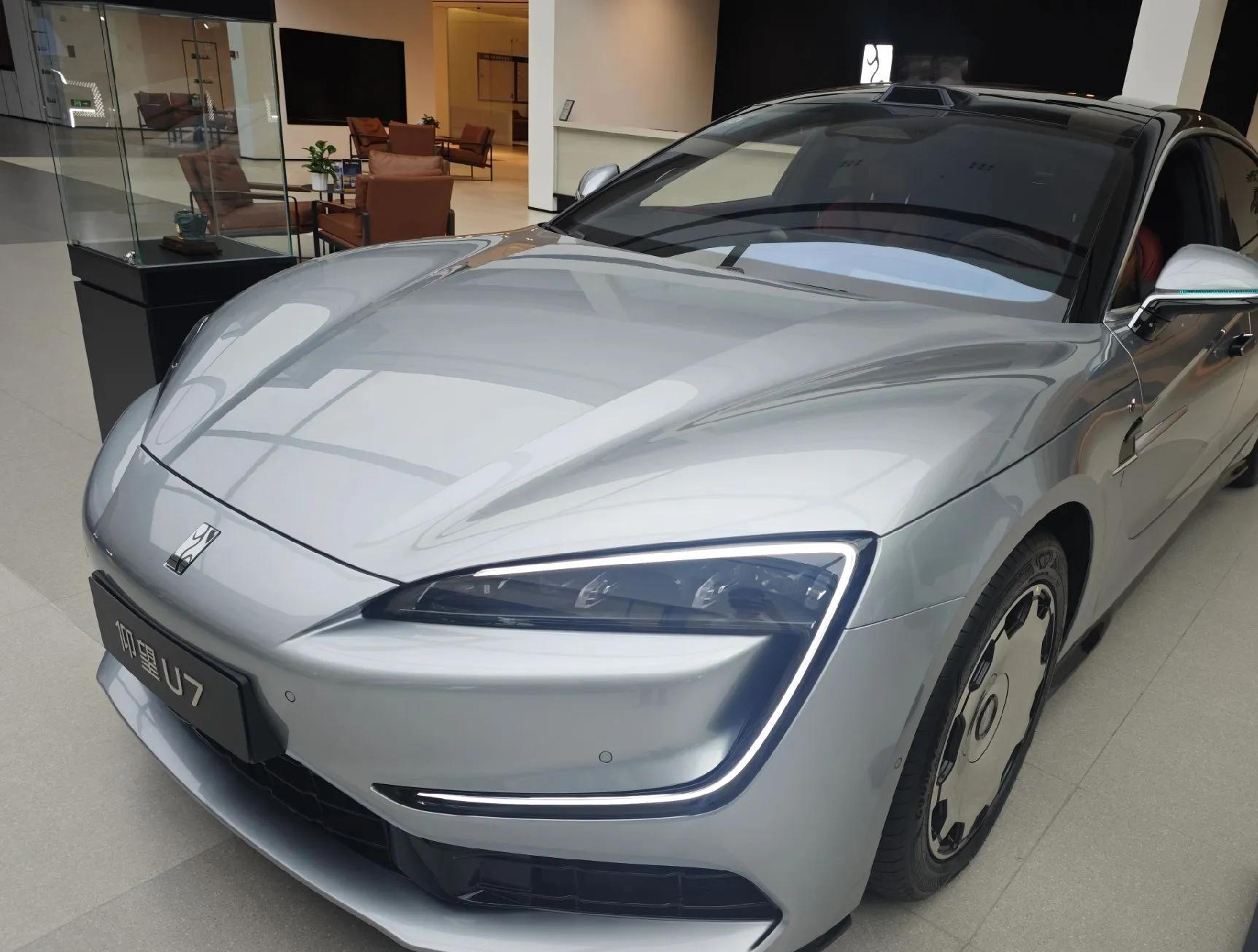 试驾仰望U7 EV，感受国产性能轿跑实力