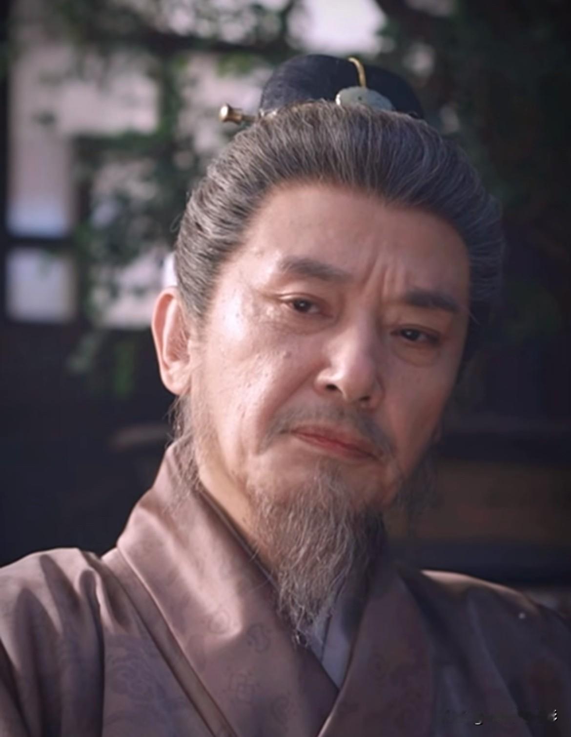 都说别找长相过于惊艳的老者演祖父，侯长荣在《兰香如故》一出场就打破这个说法。他可是红楼梦里的第一美男子柳湘莲，法拉利老了依旧是法拉利，妥妥美了一辈子。岁月虽添上皱纹，气质浑然天成，自带不怒自威的气场，丝毫不减当年风采。每次镜头给到他，都忍不住感慨，老一辈的风骨长相，经得起时光长久打磨。