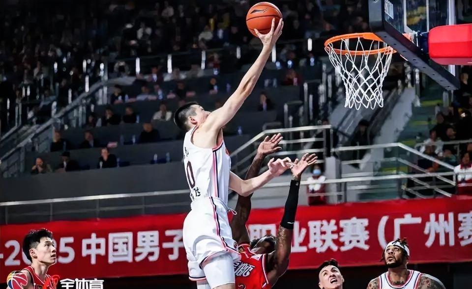 卫冕热门广东队在主场遭遇了一场溃败，76-93的比分背后，是他们攻防体...