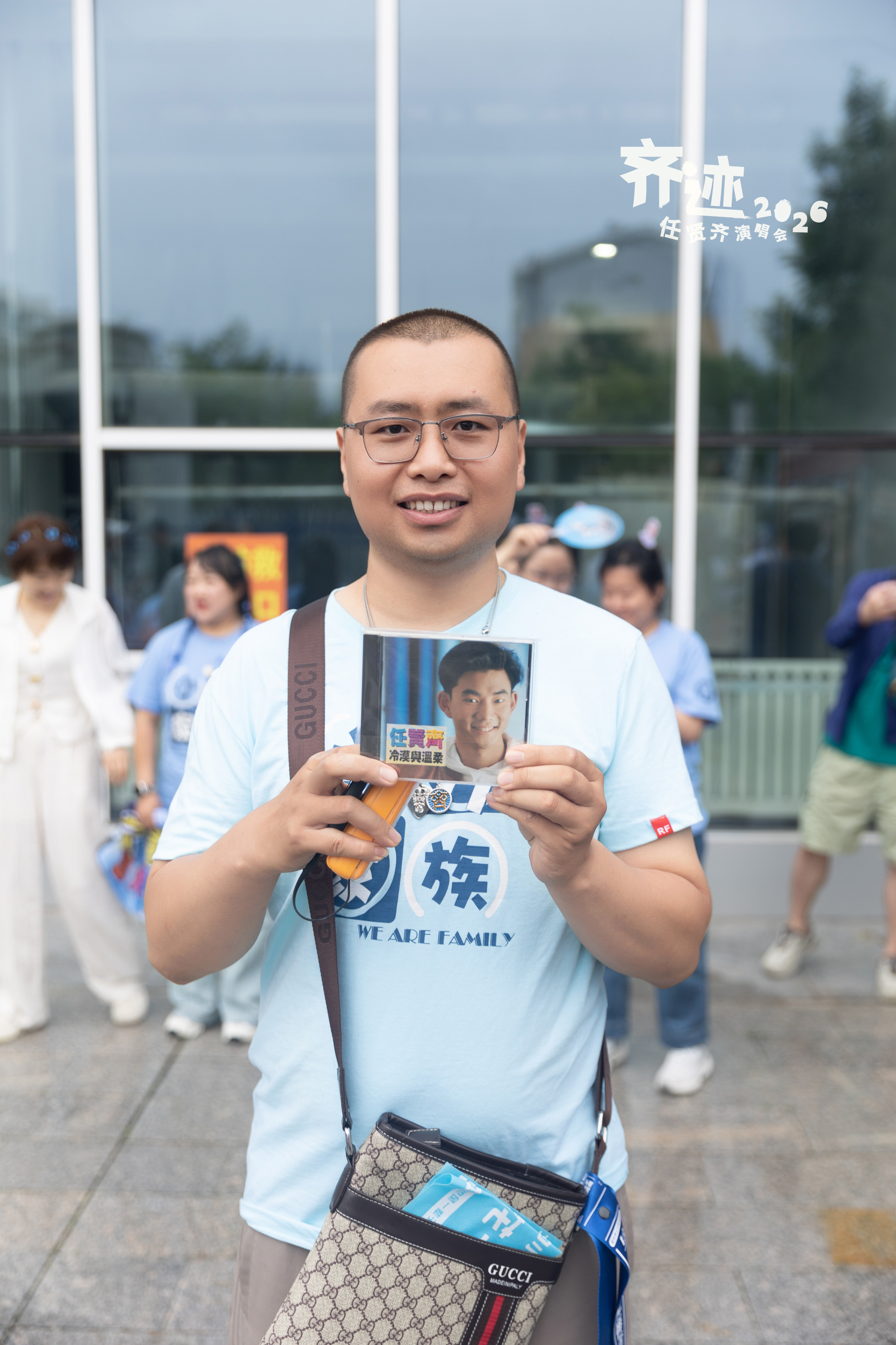 #任贤齐[超话]##任贤齐演唱会# 齐迹2026 · 呼和浩特站day2，歌迷照片 📸

第二天依然是下雨，本来计划开场前只在室内给大家拍照，
但是大家都太热情，怕室内通道空间不足拍不全所有人，
思来想去还是到外面好了！辛苦大家了[yeah] ​