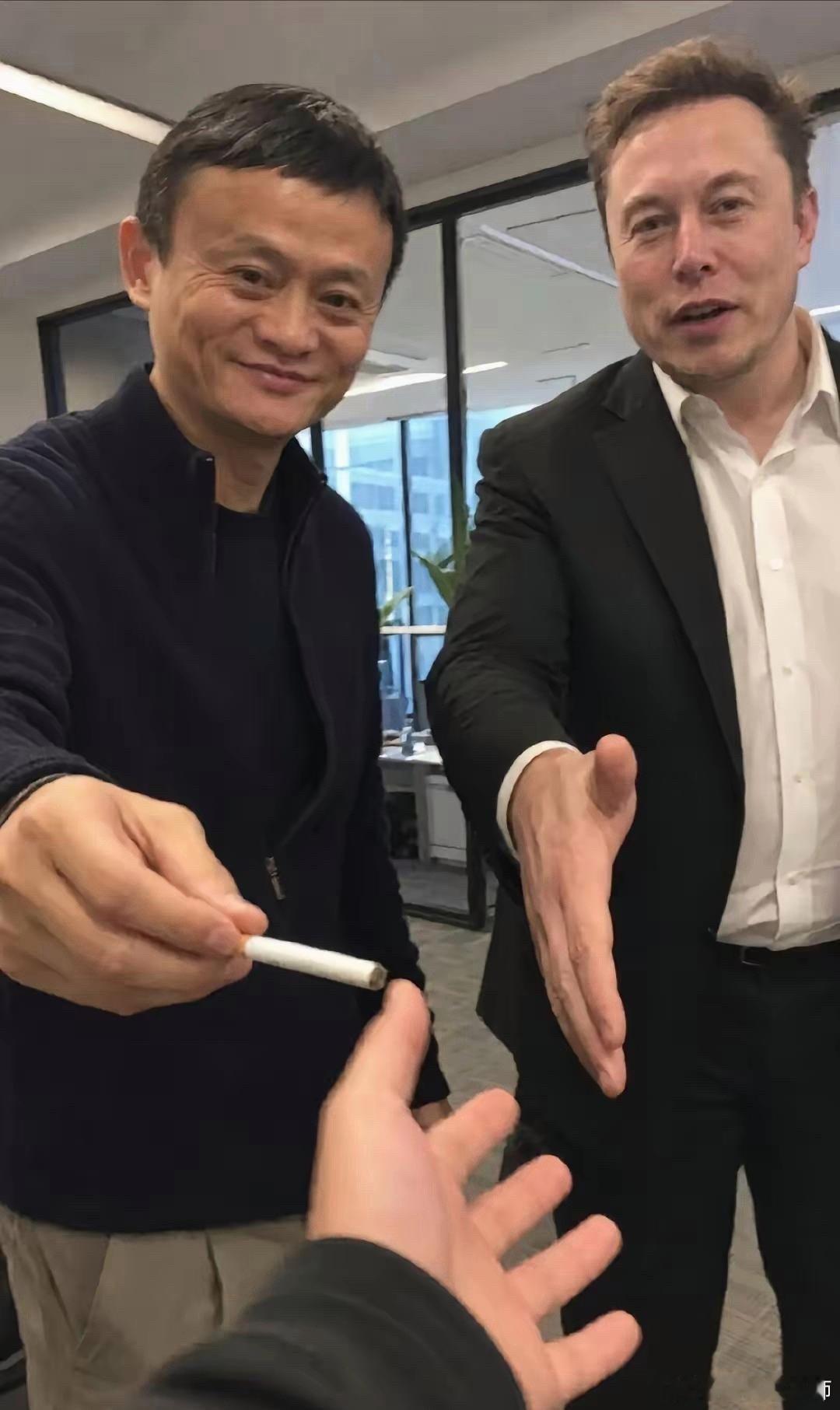 对面要是你的话，你是先接烟还是先握手 ​