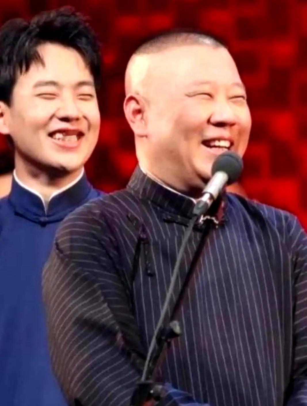 每次郭德纲一惹上负面争议，总有网友脑补出一出大戏，觉得郭麒麟刻意弄点私生活爆料上热搜，牺牲自己给亲爹转移火力
 

哪有那么多悲壮的替父挡枪，那些时间点高度重合的所谓救场，八成只是普通的行程安排刚好撞上了同一个窗口期
 

这份沉默里藏着的清醒，根本不是为了主动兜底，而是早早建起了自己的演员赛道，彻