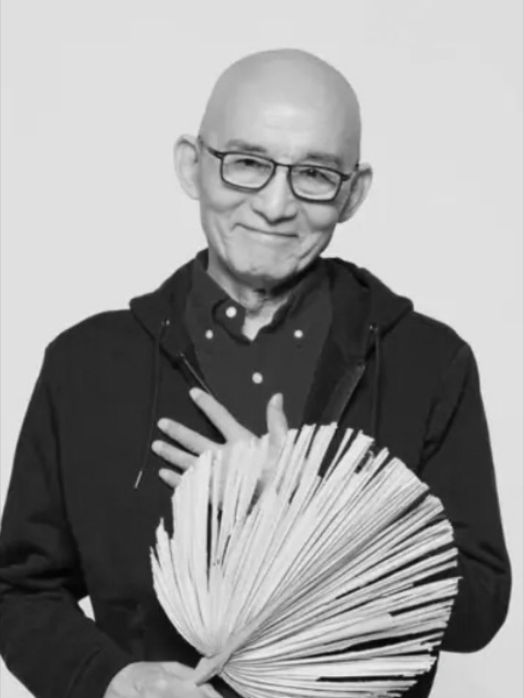 #游本昌去世#著名表演艺术家游本昌9月24日在北京安详离世，享年93岁，距93岁生日仅8天。女儿说他在睡梦中离开，最后一句是我很舒服。他53岁演济公，此前近30年演了79个角色，其中77个是龙套。80多岁又凭繁花中的爷叔被更多年轻观众记住。他常说没有小角色只有小演员，活到老学到老乐到老，晚年还递交入 ​