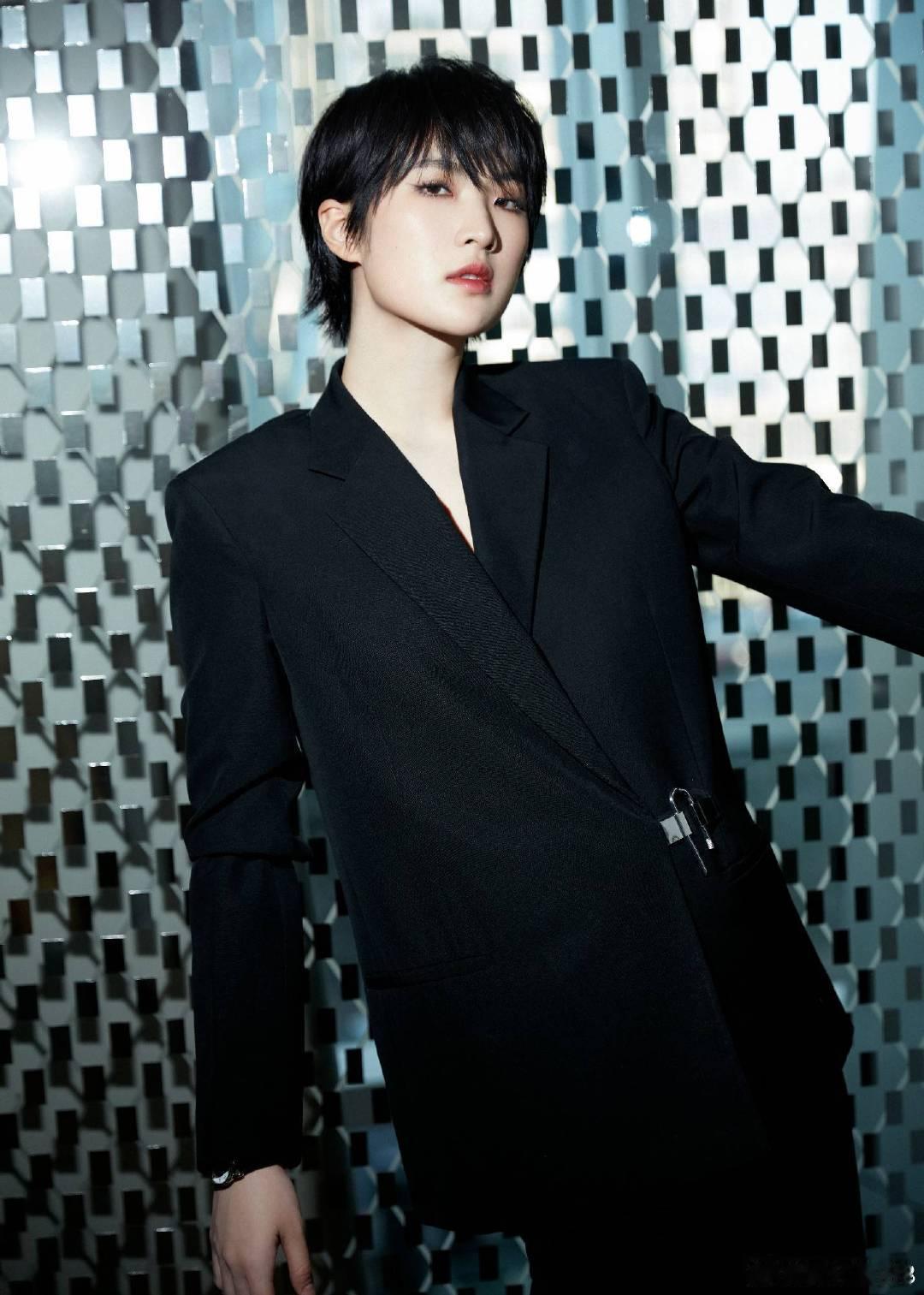 反差感拉满！一向温柔的何超莲，换上短发黑西装，氛围感和姚安娜高度相似#何超莲短发撞脸姚安娜##何超莲新造型撞脸姚安娜# ​